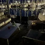 Hotel na wodzie Hausboot Mit Motorboot