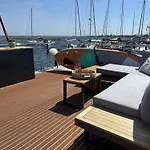Hausboot Mit Motorboot Heiligenhafen