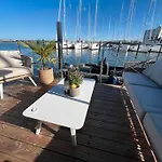 Hotel na wodzie Hausboot Mit Motorboot *