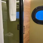 Hausboot Mit Motorboot Хайлигенхафен