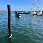 Hausboot Mit Motorboot Ботель Хайлигенхафен