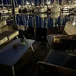Hausboot Mit Motorboot * Хайлигенхафен