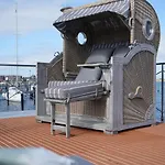 Hausboot Mit Motorboot Ботель