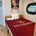 Hausboot Mit Motorboot Ботель Хайлигенхафен