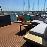 Hausboot Mit Motorboot Хайлигенхафен