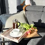 Hausboot Mit Motorboot * Хайлигенхафен