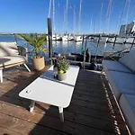 Hausboot Mit Motorboot Ботель *