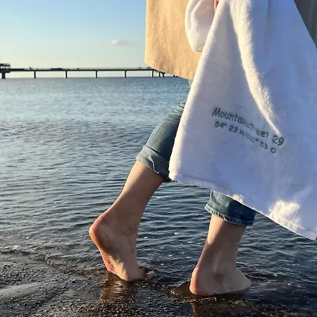 Hausboot Mit Motorboot * Heiligenhafen