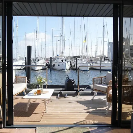 Hausboot Mit Motorboot *