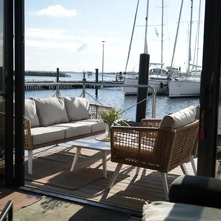 船上ホテル Hausboot Mit Motorboot ハイリゲンハーフェン