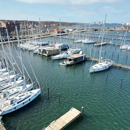 Hotel na wodzie Hausboot Mit Motorboot *
