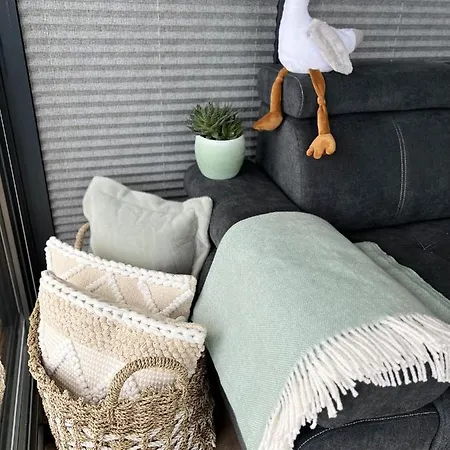 Hausboot Mit Motorboot * Heiligenhafen