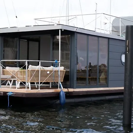 Hausboot Mit Motorboot