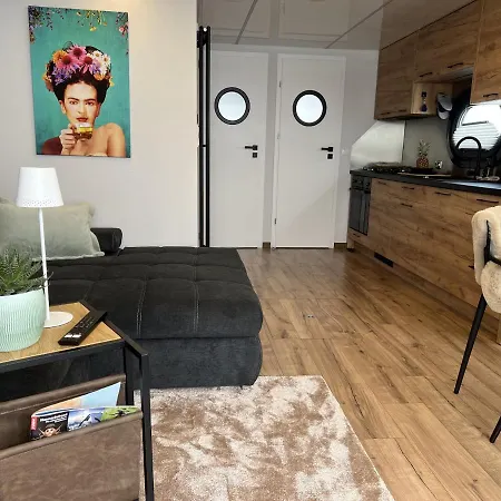 Hotel na wodzie Hausboot Mit Motorboot *