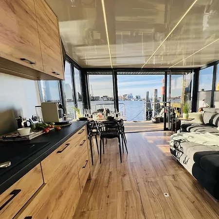 Hausboot Mit Motorboot *