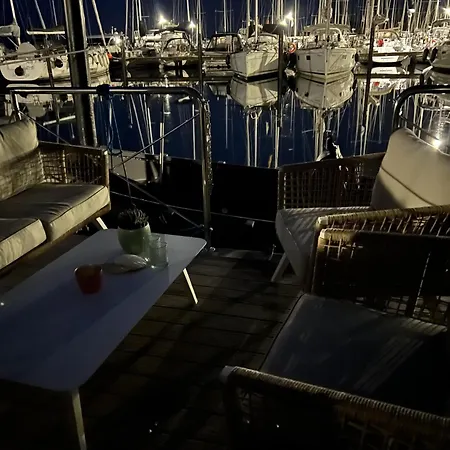 Hotel na wodzie Hausboot Mit Motorboot