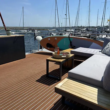 Hausboot Mit Motorboot Heiligenhafen