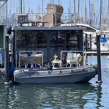 Hausboot Mit Motorboot * Heiligenhafen