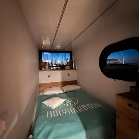 Hausboot Mit Motorboot * Heiligenhafen