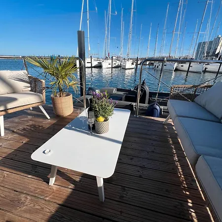 Hotel na wodzie Hausboot Mit Motorboot *