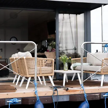 Hausboot Mit Motorboot Hotel na wodzie