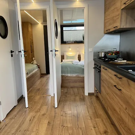 Hausboot Mit Motorboot Hotel na wodzie