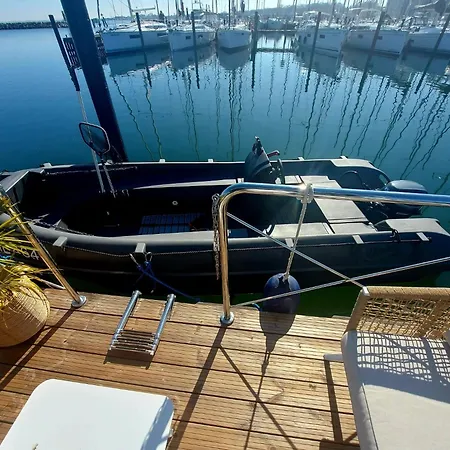 Hausboot Mit Motorboot *
