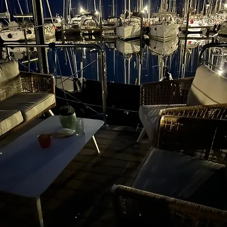 Hausboot Mit Motorboot * Heiligenhafen