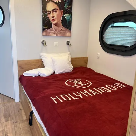 Hausboot Mit Motorboot Botel Heiligenhafen