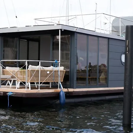 Botel Hausboot Mit Motorboot Heiligenhafen