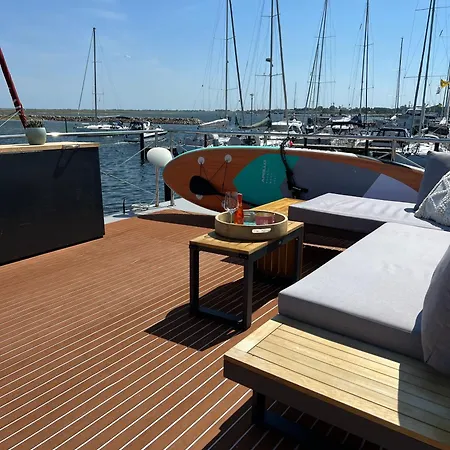 Hausboot Mit Motorboot Heiligenhafen