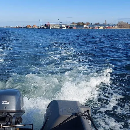 Botel Hausboot Mit Motorboot