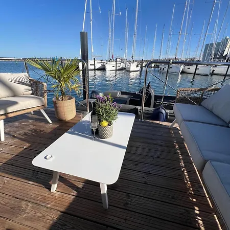 Hausboot Mit Motorboot Botel *