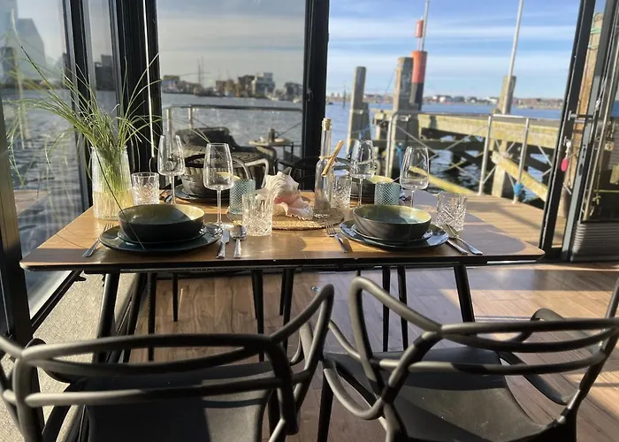 Hausboot Mit Motorboot Heiligenhafen