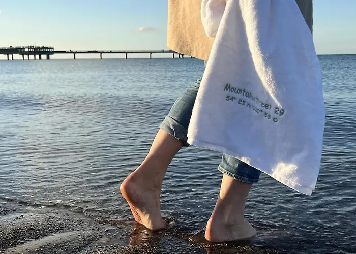 Hausboot Mit Motorboot * Heiligenhafen