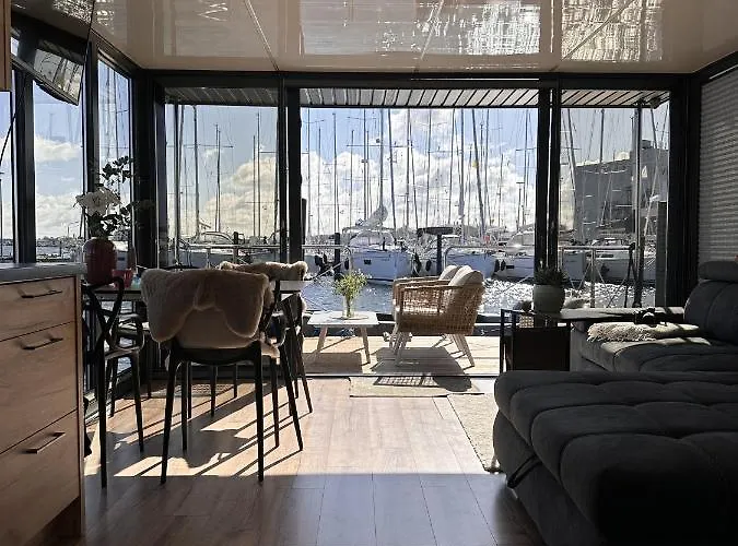 Botel Hausboot Mit Motorboot Heiligenhafen