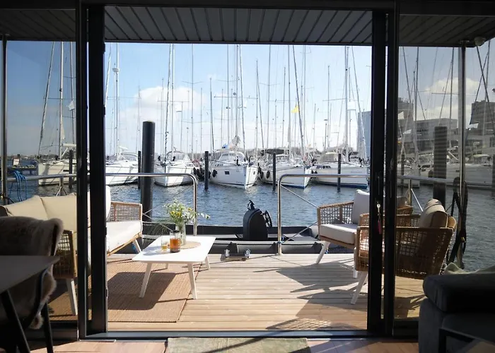 Hausboot Mit Motorboot *