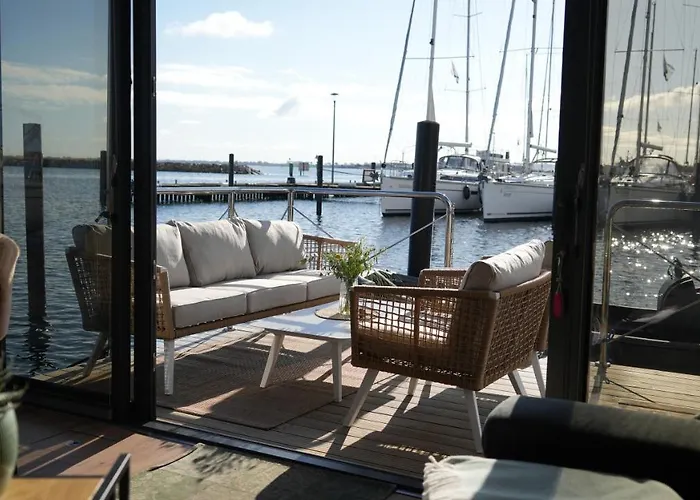 Botel Hausboot Mit Motorboot Heiligenhafen