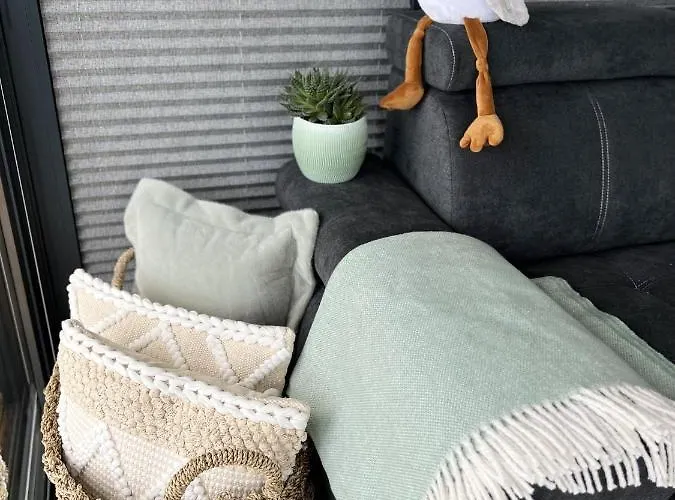 Hausboot Mit Motorboot * Heiligenhafen