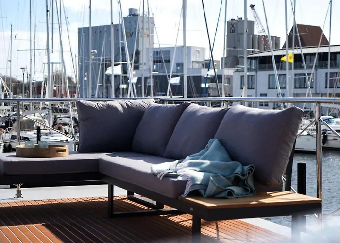 Hausboot Mit Motorboot *