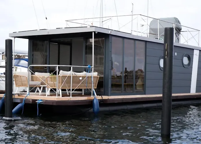 Hausboot Mit Motorboot