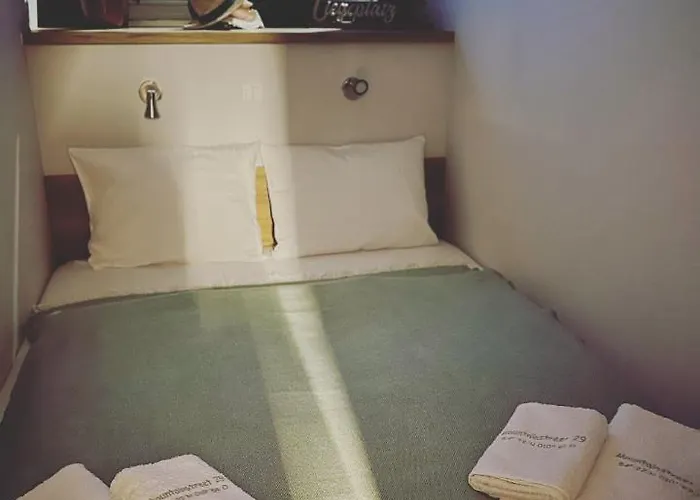 Hausboot Mit Motorboot * Heiligenhafen