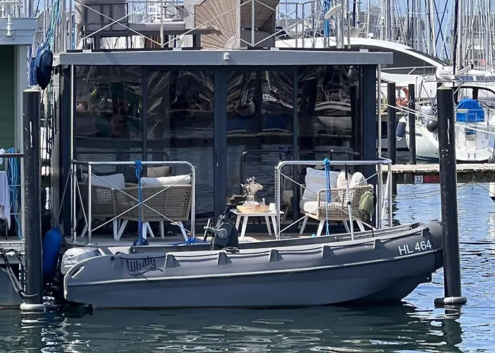 Hausboot Mit Motorboot * Heiligenhafen
