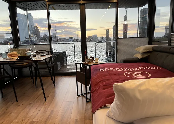 Botel Hausboot Mit Motorboot Heiligenhafen