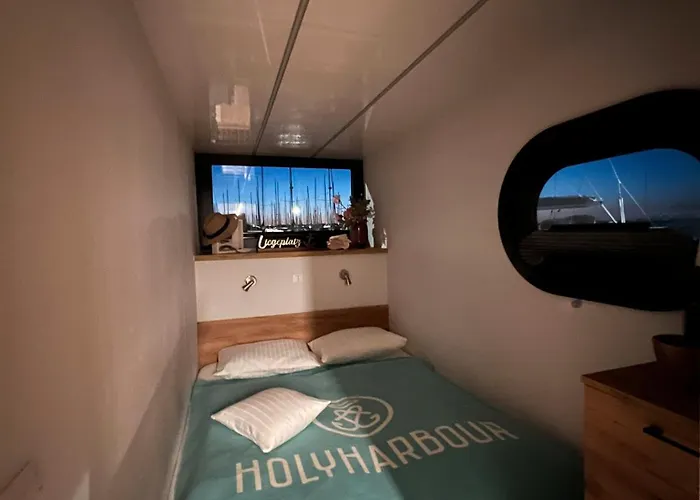 Hausboot Mit Motorboot * Heiligenhafen