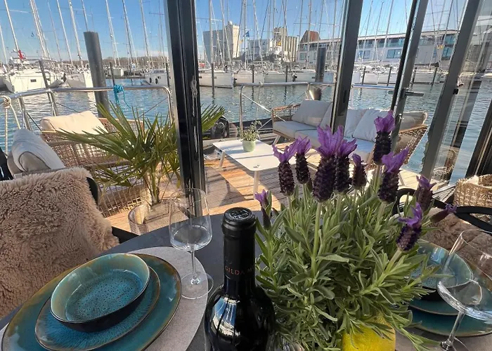 Hausboot Mit Motorboot